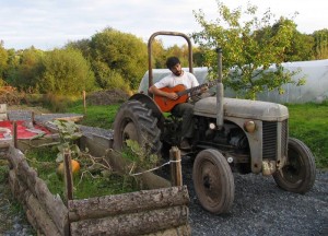 Non, savoir utiliser un tracteur n'est pas une obligation.
